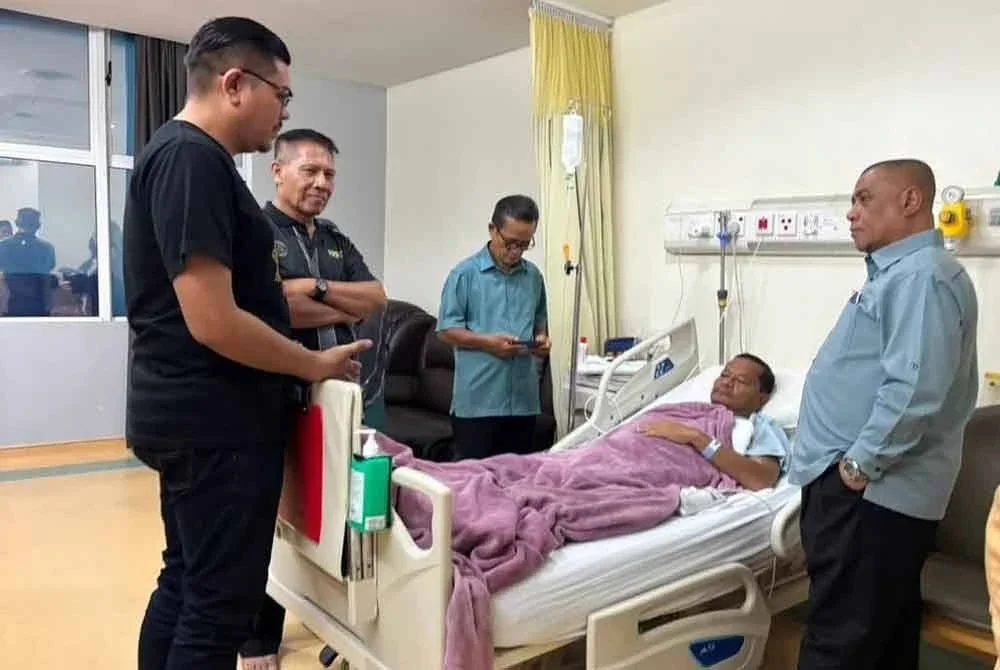 Saarani (kanan) meluangkan masa menziarahi Mohd Najmuddin yang menerima rawatan di Hospital KPJ Ipoh. Foto FB Saarani Mohamad