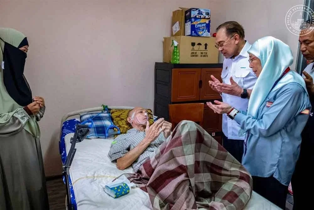 Anwar bersama Azizah ketika menziarah Mohamad Ali di Kampung Baru Sirusa, Port Dickson pada 20 Julai 2025. - Foto: Facebook Anwar Ibrahim