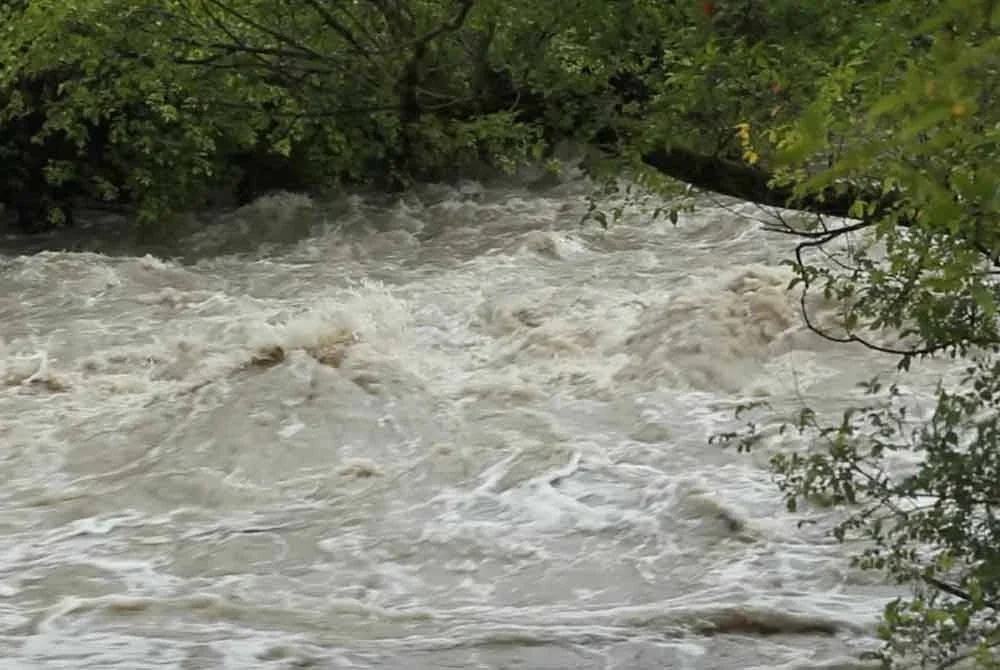 Anggota bomba menggunakan tali untuk membawa kesemua mangsa ke seberang.