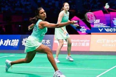 Thinaah (kiri) dan Pearly tewas di tangan pasangan China dalam aksi final Terbuka Jepun di Tokyo pada Ahad. Foto Agensi.