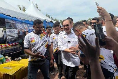 Anwar tiba di Dataran Kampung Pachitan sempena Kenduri Rakyat pada Ahad.