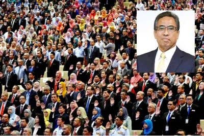 Penjawat awam tertakluk kepada ikrar yang dilafazkan pada setiap minggu. Foto kecil: Shamsul Azri