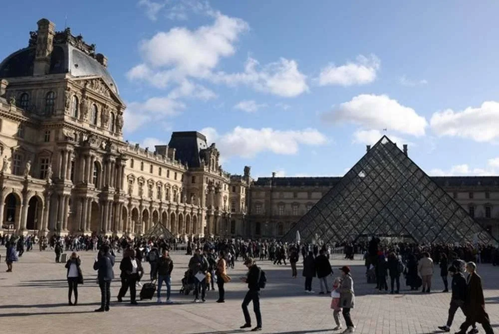 Muzium Louvre menjana pendapatan hampir ¤1 bilion (RM5 bilion) setiap tahun dan menjana ribuan peluang pekerjaan. Foto Reuters