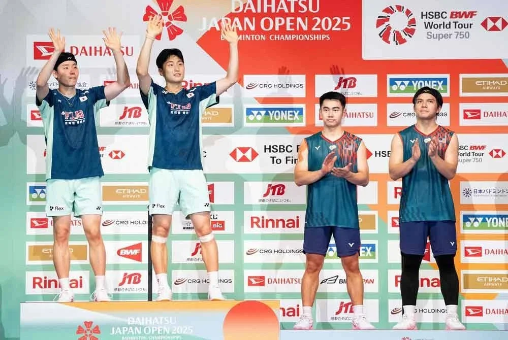 Nur Izzuddin (kanan) dan Sze Fei muncul naib juara Terbuka Jepun setelah tumpas di tangan pasangan Korea Selatan dalam aksi final di Tokyo pada Ahad. Foto Agensi