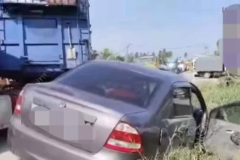 Tangkap layar video tular memaparkan sebuah kereta dipercayai dipandu seorang kanak-kanak didapati terbabas dalam longkang.