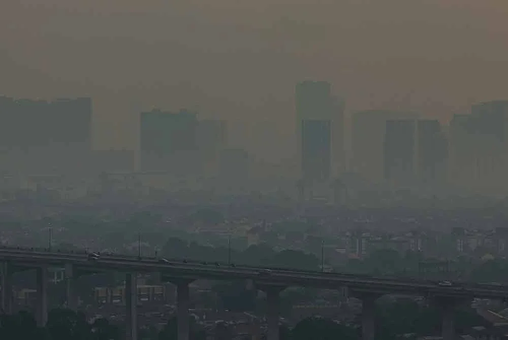 Pemandangan di kawasan sekitar ibu kota dilihat agak berjerebu dengan IPU 98 berada pada paras tidak sihat ketika gambar ini dirakam setakat jam 7 petang di Bukit Ampang pada Ahad. Foto Bernama