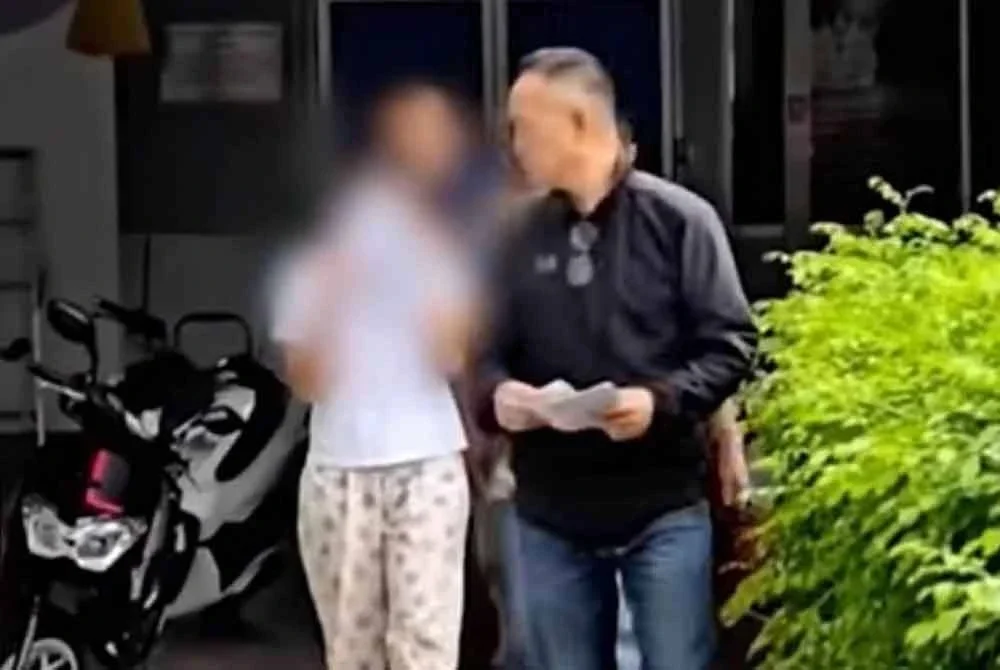 Pembantu rumah ditahan kerana mencuri wang pelakon wanita yang juga majikannya di Suan Lang, Bangkok. Foto: Channel 7