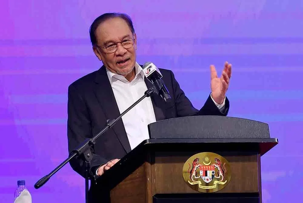 Anwar menyampaikan ucapan pada Perjumpaan Perdana Menteri Bersama Warga Jabatan Perdana Menteri Bagi Bulan Julai di Puspanitapuri hari ini. - Foto: Bernama