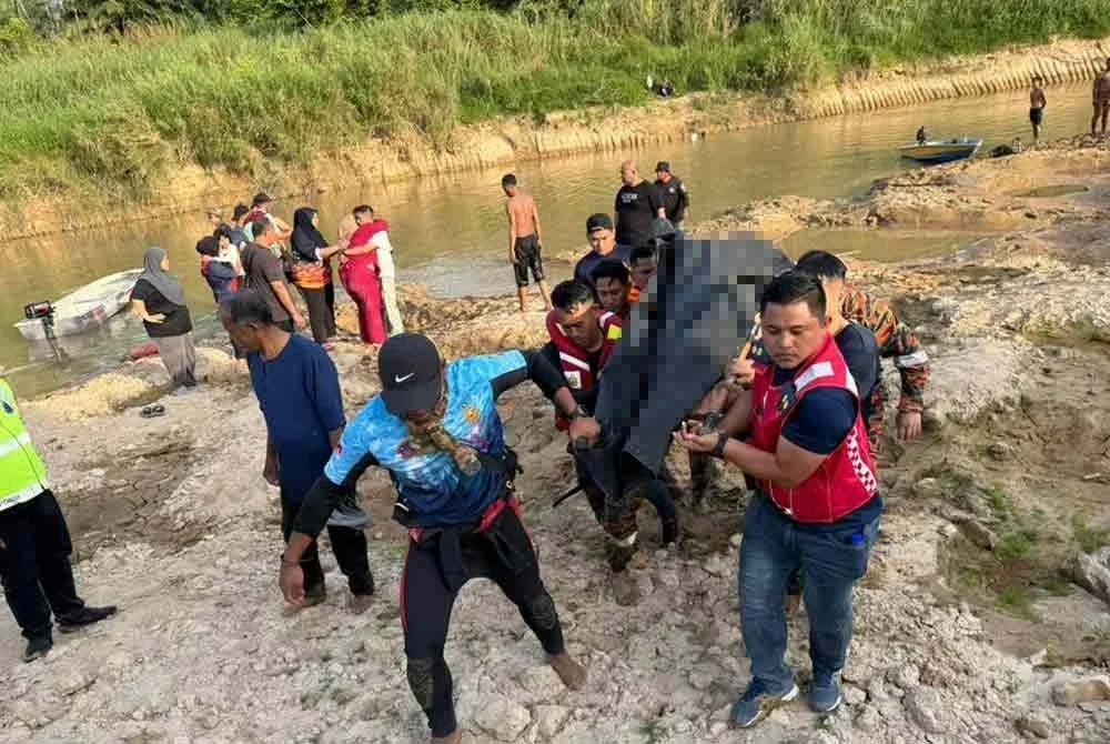 Pasukan Penyelamat mengusung mayat mangsa yang ditemui di tebing sungai berkenaan. Foto BBP Segamat