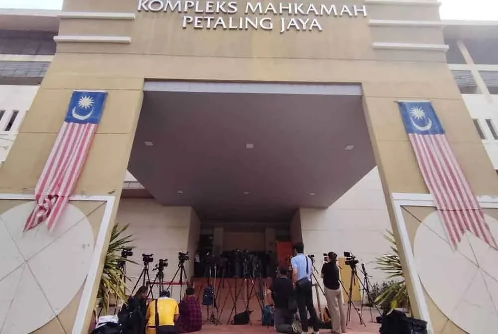 Pekarangan mahkamah dipenuhi wartawan pelbagai agensi media manakala beberapa anggota polis berkawal bagi memastikan keselamatan prosiding pada Isnin.