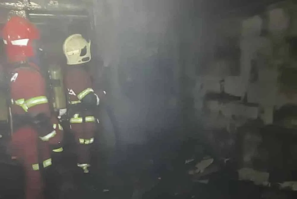 Anggota bomba memadamkan unit kediaman di Flat Jalan Hang Tuah yang terbakar pada Isnin.