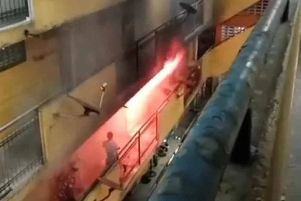 Kebakaran memusnahkan sebuah unit kediaman di Flat Jalan Hang Tuah di sini pada Isnin.