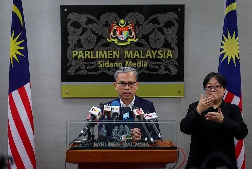 Fahmi bercakap ketika sidang akhbar mingguan di Bangunan Parlimen hari ini. - Foto: Bernama