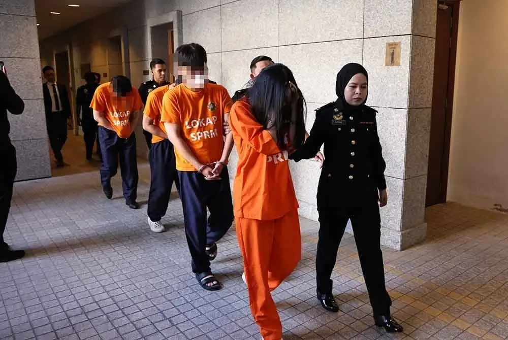 Empat individu ditahan reman bagi siasatan kes perolehan tender projek pusat data. Foto: SPRM