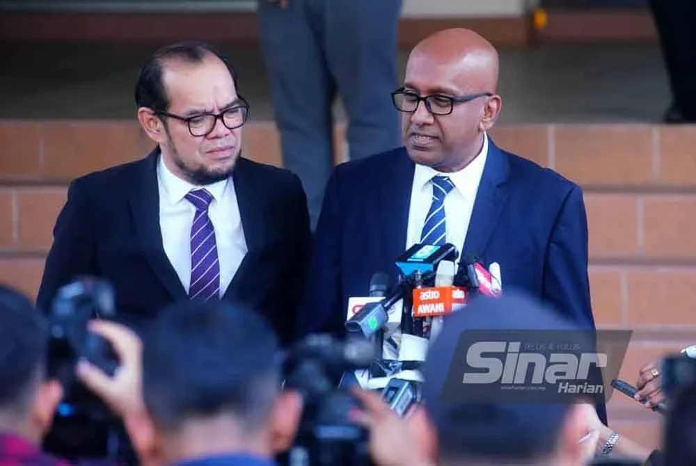 Haresh Mahadevan (kanan) bercakap kepada pemberita di Mahkamah Sesyen Petaling Jaya selepas keputusan kes mengabaikan Zayn Rayyan pada Isnin. FOTO: MOHD HALIM ABDUL WAHID