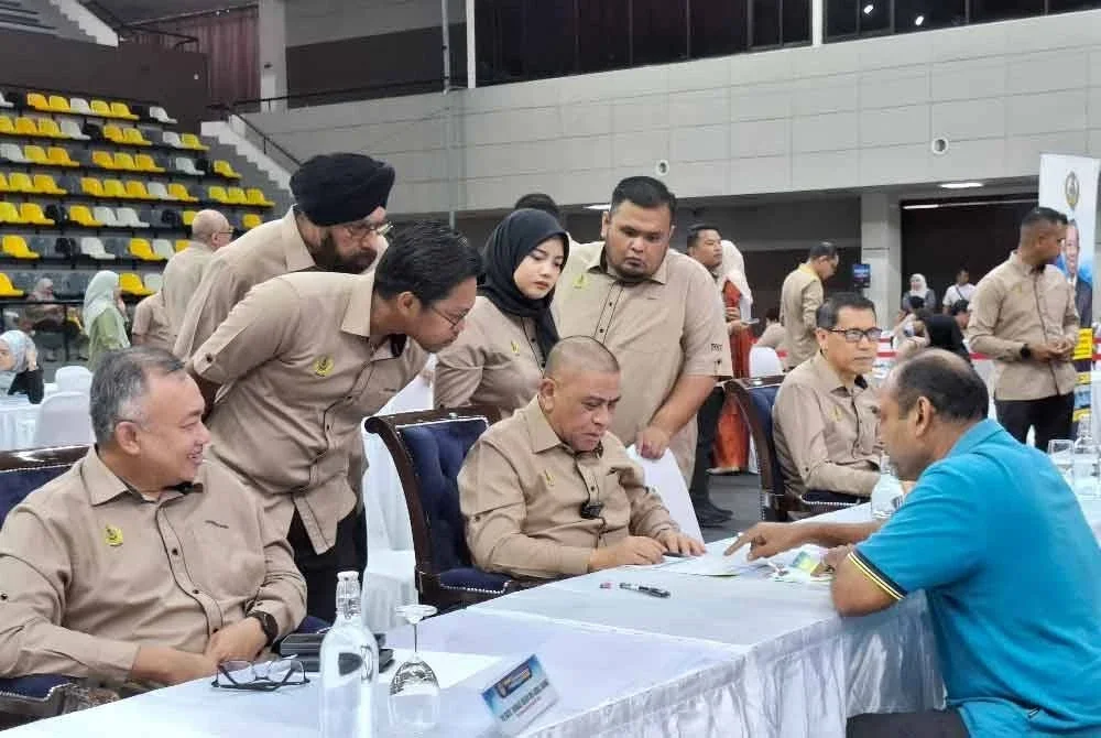 Saarani (duduk, dua dari kiri) sempena Program Mesra Hari Bertemu Pelanggan di Stadium Indera Mulia, Ipoh pada Isnin.