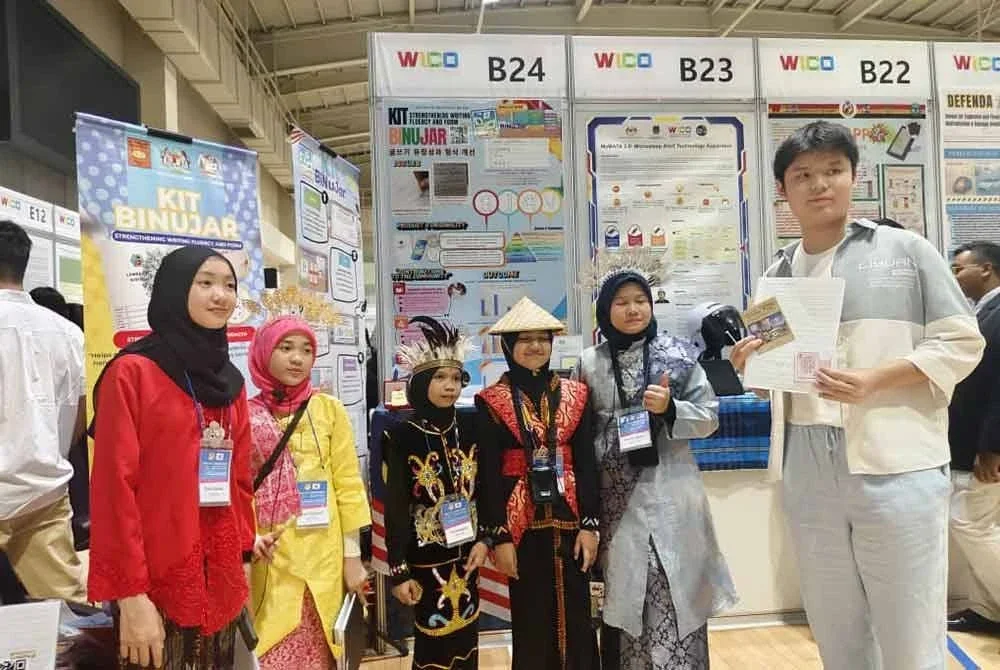 Pasukan inovasi SK Putrajaya Presint 18 (1) bergambar kenangan bersama juri.