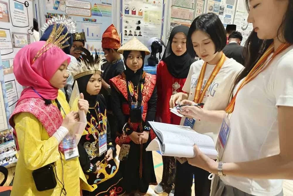 Pasukan Binujar 4.0 memberi penerangan kepada deligasi asing pada penyertaan tersebut.