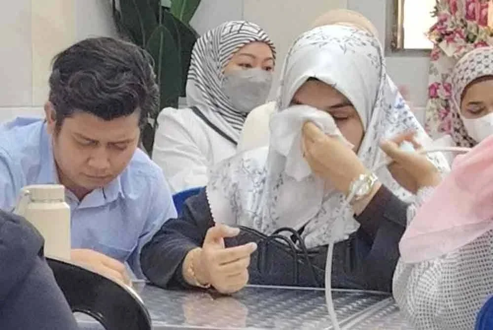 Pasangan ini duduk diam sepanjang berada di kafe Mahkamah Sesyen Petaling Jaya dan hanya berbicara seadanya.