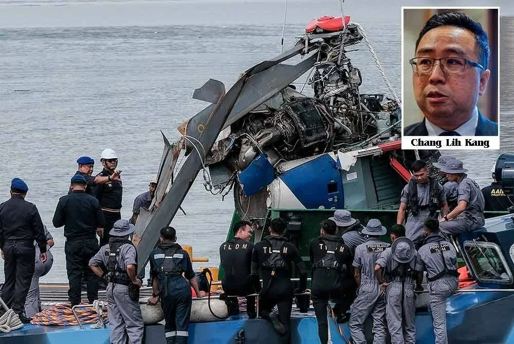 Bangkai helikopter PDRM yang terhempas di Sungai Pulai berjaya dinaikkan dan dibawa ke PGU Subang untuk siasatan oleh BSKU. - Foto Bernama