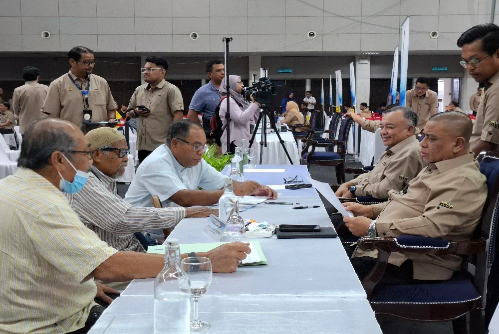 Saarani (kanan) mendengar aduan orang ramai yang hadir dalam Program Mesra Hari Bertemu Pelanggan di Stadium Indera Mulia di Ipoh pada Isnin.