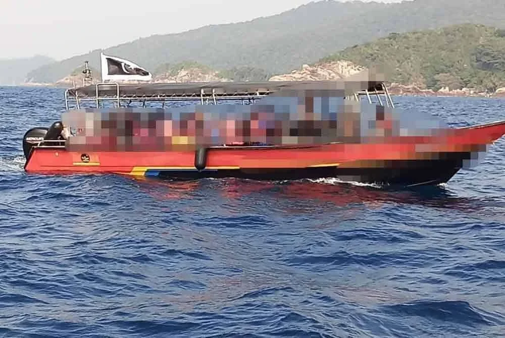 Antara bot yang ditahan selepas didapati melakukan pelbagai kesalahan dalam operasi khas di perairan Pulau Redang pada Ahad.