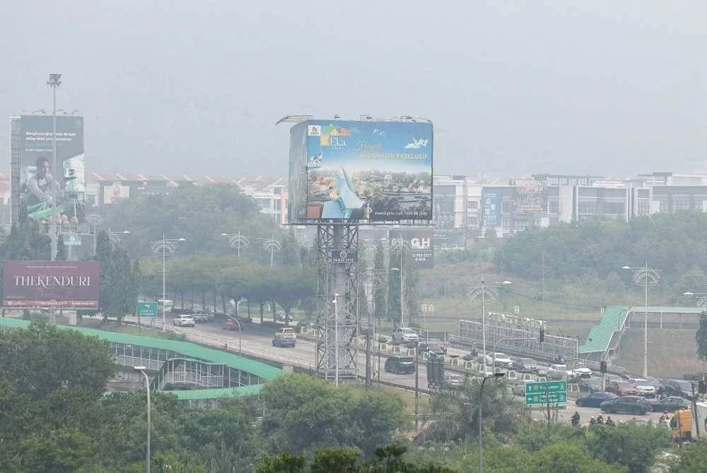Pemandangan sekitar pusat bandar Seremban yang berjerebu ketika tinjauan pada Isnin. Foto Bernama