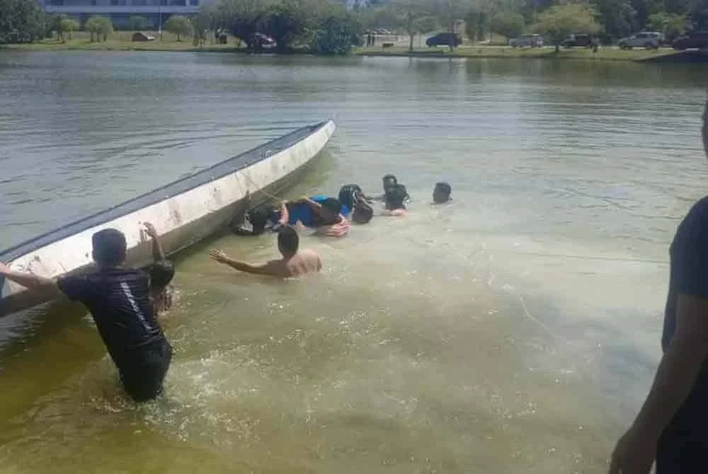 Operasi menyelamat dijalankan selepas sebuah kereta terjunam ke dalam tasik berdekatan bulatan Unimas pagi Isnin. Foto JBPM