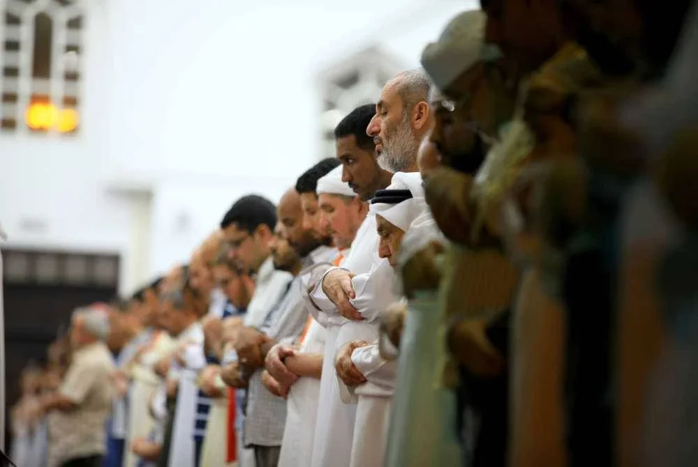 UMAT Islam diingatkan agar mengawal suara ketika membaca bacaan dalam solat agar tidak mengganggu jemaah lain. -Gambar hiasan/ Foto: CANVA