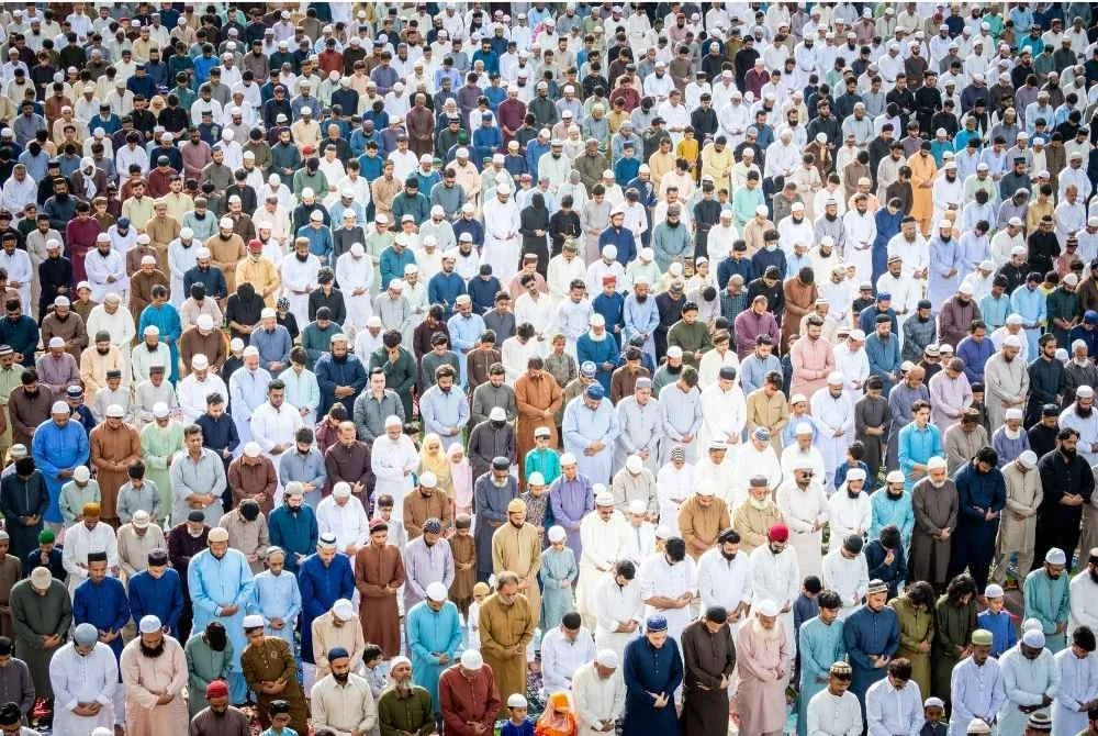 SUNAT bagi makmum untuk memperlahankan suara sama ada ketika solat sendiri ataupun berjemaah dengan kadar minimum boleh didengari oleh telinganya sendiri jika mempunyai pendengaran yang elok dan tiada halangan untuk menyebutnya. -Foto: CANVA