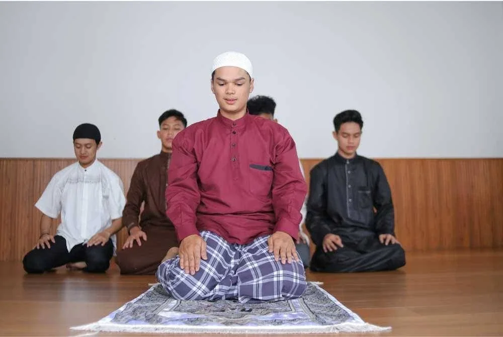 TERDAPAT lima hukum berkaitan tahap kekuatan suara ketika membaca bacaan dalam solat yang perlu difahami oleh umat Islam iaitu afdal, harus, makruh, haram dan tidak sah. -Foto: CANVA