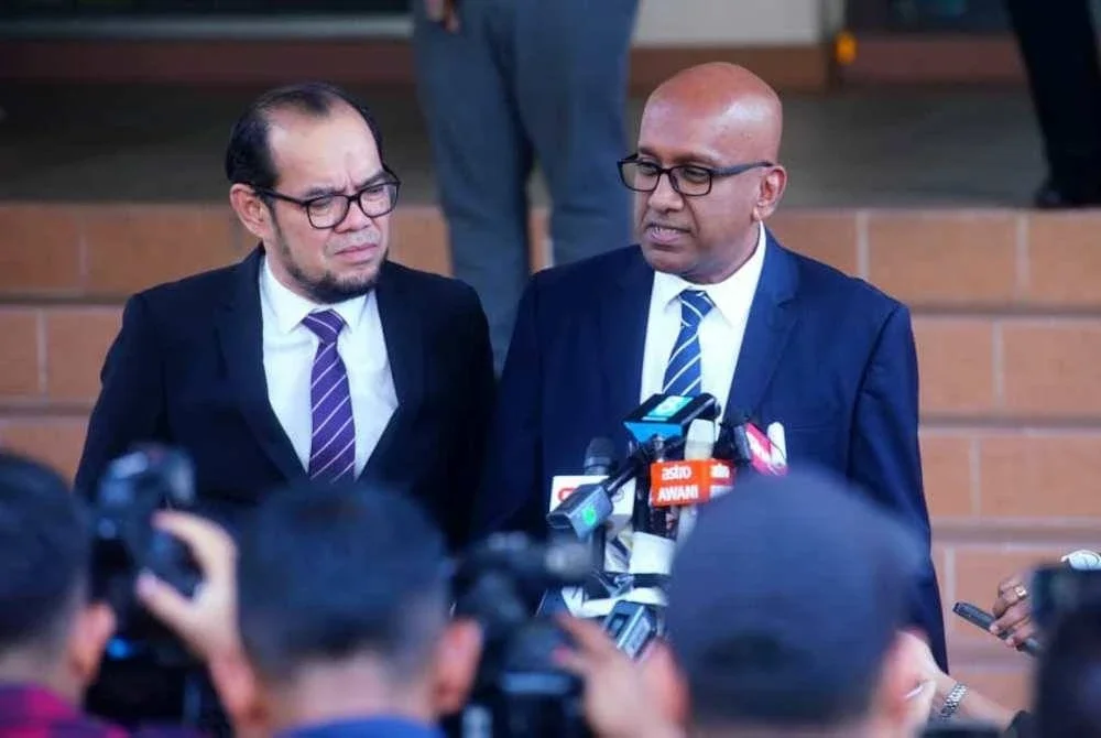 Haresh (kanan) dan Ramzani ketika ditemui pemberita di Mahkamah Sesyen Petaling Jaya.