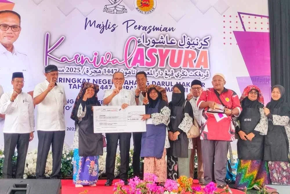 Wan Rosdy bersama juara kategori jabatan kerajaan, badan berkanun, pejabat agama daerah, sekolah dan IPT yang menyaksikan juara milik Masjid Tengku Mahkota Abdullah,Jerantut.