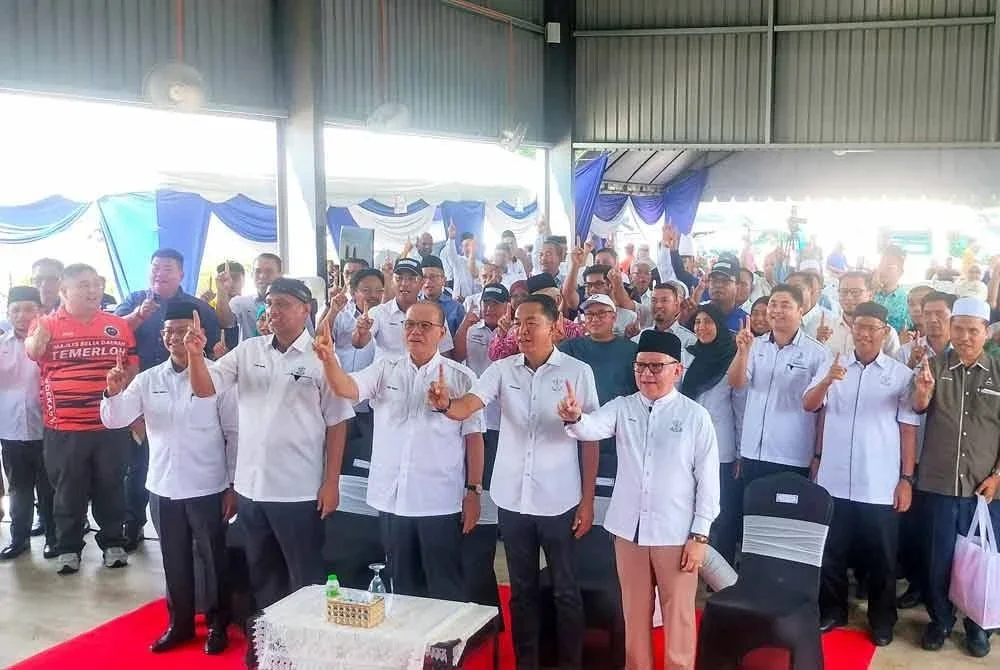 Wan Rosdy bergambar kenangan dengan sebahagian peserta dan tetamu yang hadir dalam Karnival Bubur Asyura Peringkat Negeri Pahang pada Isnin.