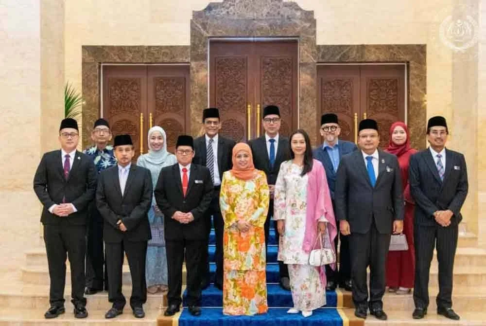 Raja Zarith Sofiah berkenan menerima menghadap dan mengadakan pertemuan bersama rombongan penggiat industri kesenian dan kebudayaan negara.
