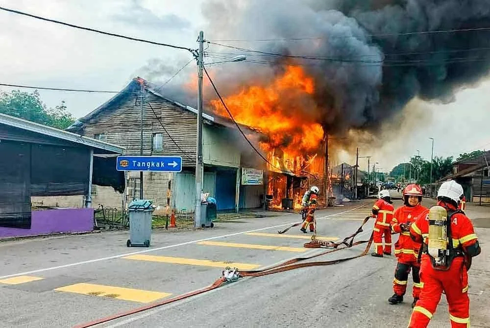 Pelbagai premis termasuk makanan, kedai pakaian aksesori telefon bimbit, runcit dan motosikal telah terbakar hampir 90 peratus.