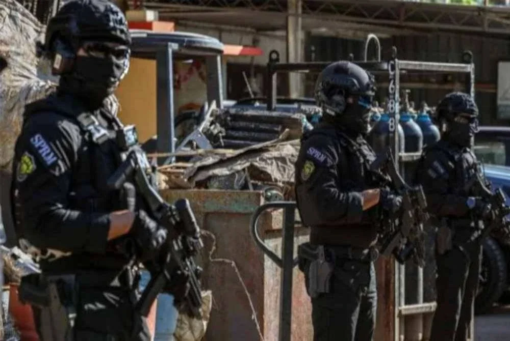 Pasukan Anti Corruption Tactical Squad (ACTS) SPRM ketika melakukan serbuan dalam operasi khas ‘Ops Metal’ di tempat penyimpanan dan pemprosesan besi buruk di Jalan Bukit Minyak. Foto Bernama