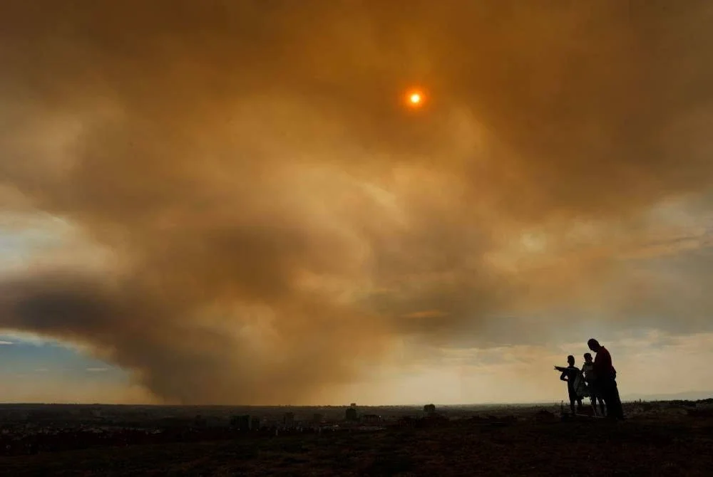 Asap tebal akibat kebakaran hutan menyelubungi Madrid pada Khamis, ketika negara itu dilanda gelombang haba. Foto AFP