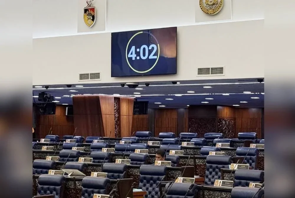 Che Mohamad Zulkifly satu-satunya wakil rakyat dari blok pembangkang yang kekal berada di dewan Parlimen pada malam Isnin. 