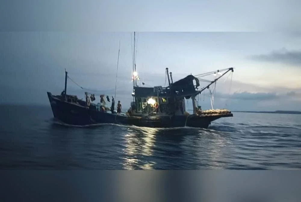 Vesel yang dikendalikan nelayan Vietnam dirampas pasukan Maritim Malaysia di perairan Kudat.