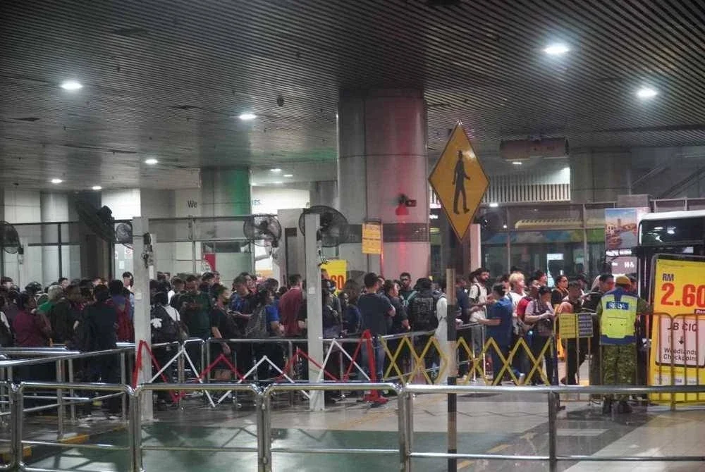 Keadaan sesak di sekitar BSI dipercayai akibat gangguan perkhidmatan bas susulan mogok terbabit. Foto FB Fazli Salleh