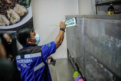 KPDN menegaskan sehingga kini tiada dasar yang menetapkan pembekalan minyak masak daripada kilang penapisan hendaklah daripada kilang penapisan milikan tempatan sahaja. - Gambar hiasan