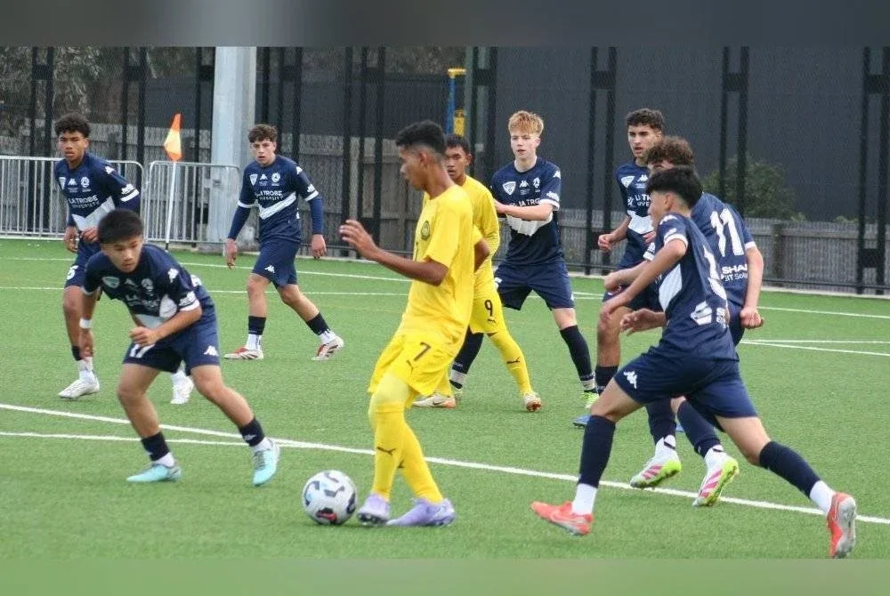 Aksi pemain Harimau Muda B-15, Amsyar Mohd Zulfadli ketika berdepan pasukan Victoria White dalam aksi Kumpulan D Kejohanan Emerging Socceroos B-15 2025 di di Melbourne, Australia, baru-baru ini. 