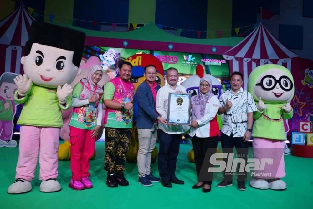 Edison (tiga dari kiri) bersama Bakhtiar (dua dari kiri) dan Dr Nor Fadilah (kiri) menerima pengiktirafan MBOR atas 'Penyertaan Kanak-kanak Teramai Dalam Aktiviti Penceritaan'. Foto Sinar Harian MOHD HALIM ABDUL WAHID