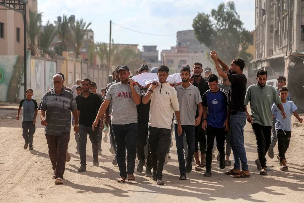 Orang ramai mengiringi jenazah mangsa yang terkorban akibat serangan udara Israel, dalam satu perarakan pengebumian yang diadakan di luar Kompleks Perubatan Nasser di Khan Yunis, selatan Semenanjung Gaza. Foto AFP