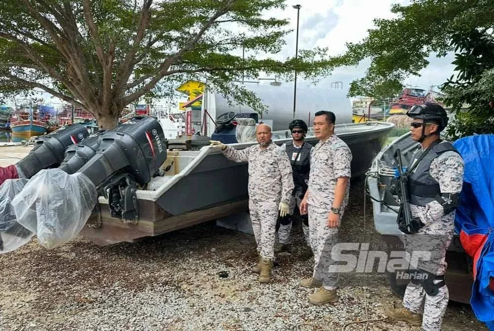 Enjin bot pancung berkuasa tinggi yang digunakan sindiket penyeludupan rokok untuk melarikan diri melalui laluan laut di perairan Kelantan. FOTO SINAR HARIAN - ADILA SHARINNI WAHID