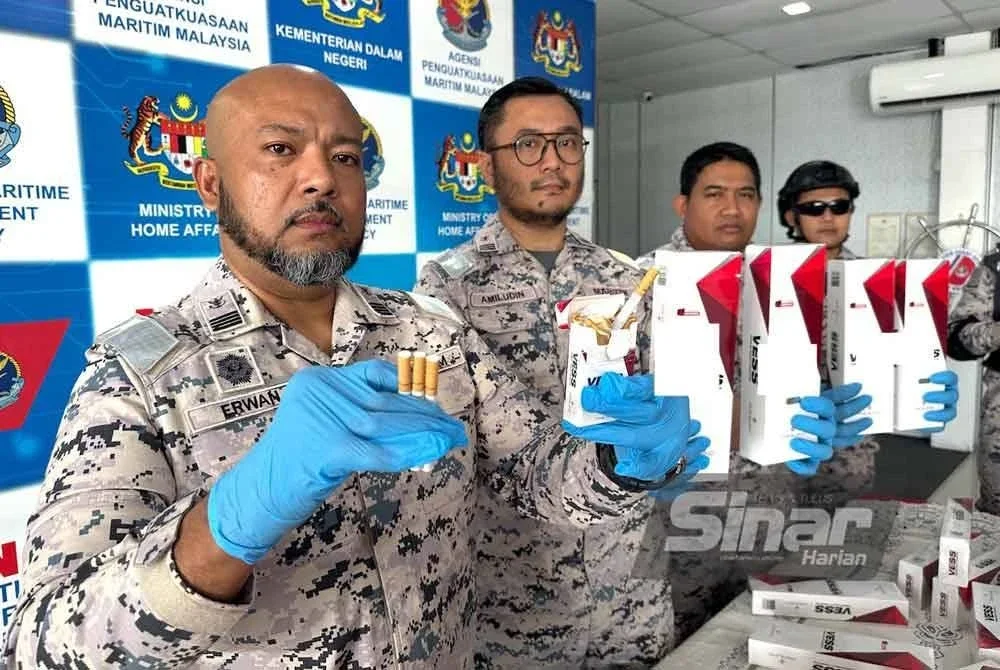 Erwan Shah (kiri) menunjukkan rokok seludup pelbagai jenama yang dirampas dalam operasi di perairan negeri ini.
FOTO SINAR HARIAN - ADILA SHARINNI WAHID
