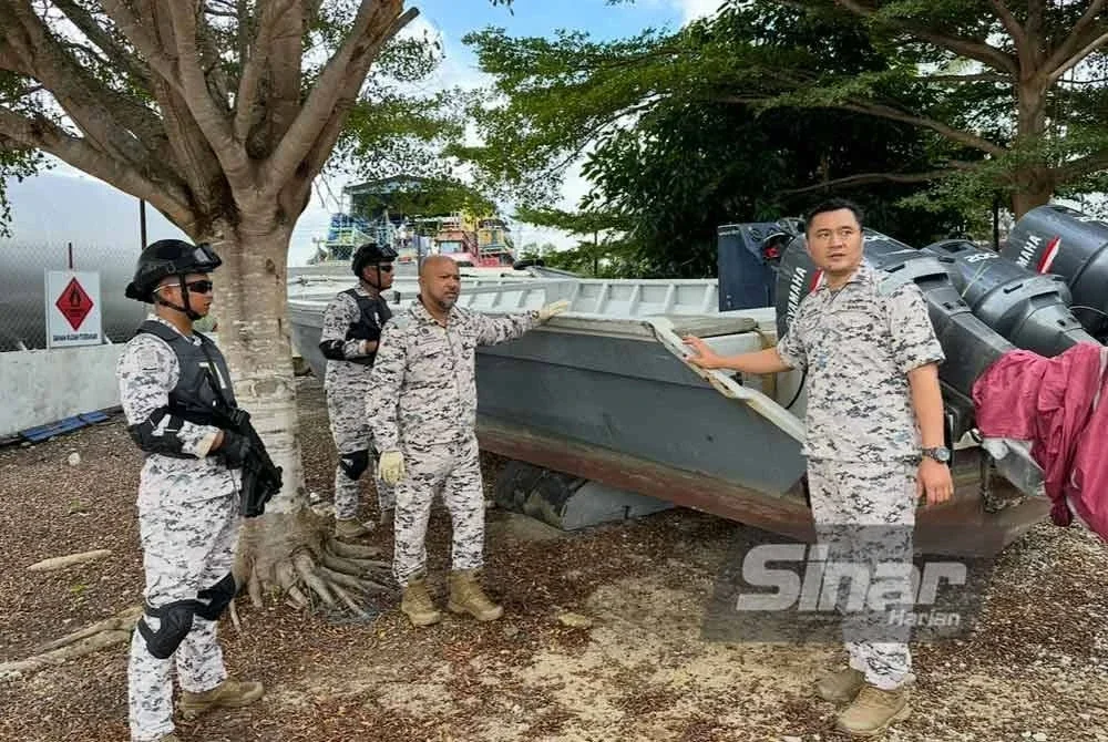 Erwan Shah (tengah) menunjukkan bot pancung yang dipercayai digunakan sindiket untuk menyeludup rokok.
FOTO SINAR HARIAN - ADILA SHARINNI WAHID