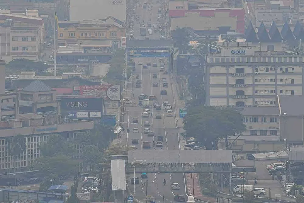 Ruang udara di sekitar Bandar Seremban kelihatan terjejas ekoran jerebu yang melanda sejak beberapa hari lalu. Foto Bernama