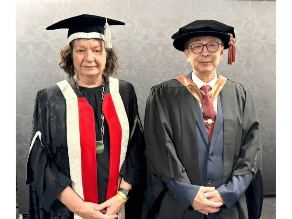 Pengerusi Eksekutif Kumpulan LBS Bina Group Berhad, Tan Sri Ir Dr Lim Hock San, bersama Presiden dan Naib Canselor Universiti Cardiff, Professor Wendy Larner, di majlis konvokesyen universiti di mana beliau telah diberi penghormatan sebagai penceramah alumni terkemuka.
